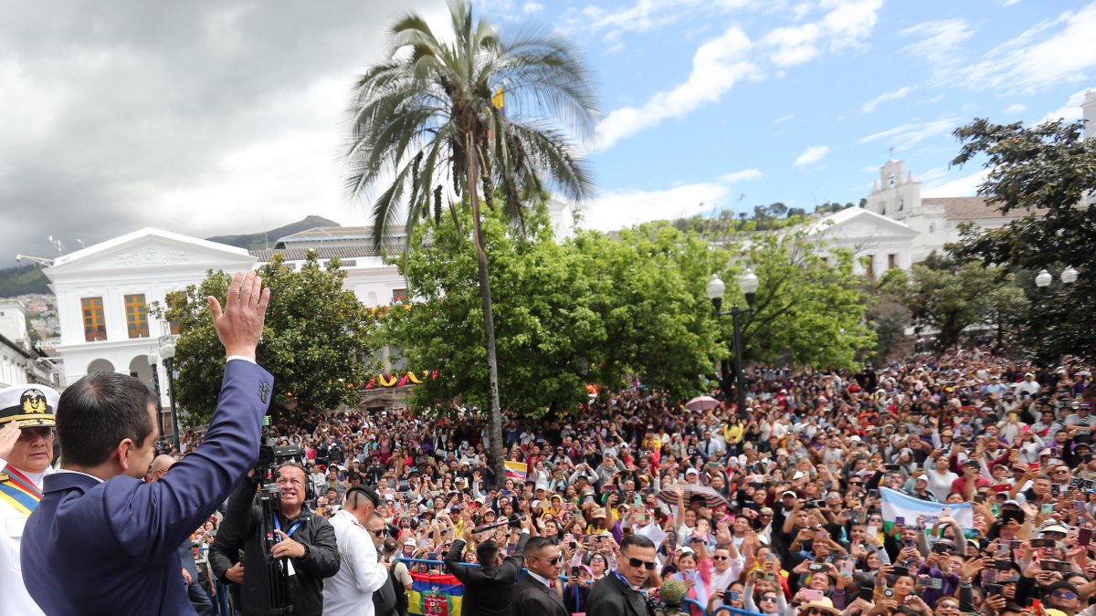 El presidente Daniel Noboa saluda a simpatizantes.