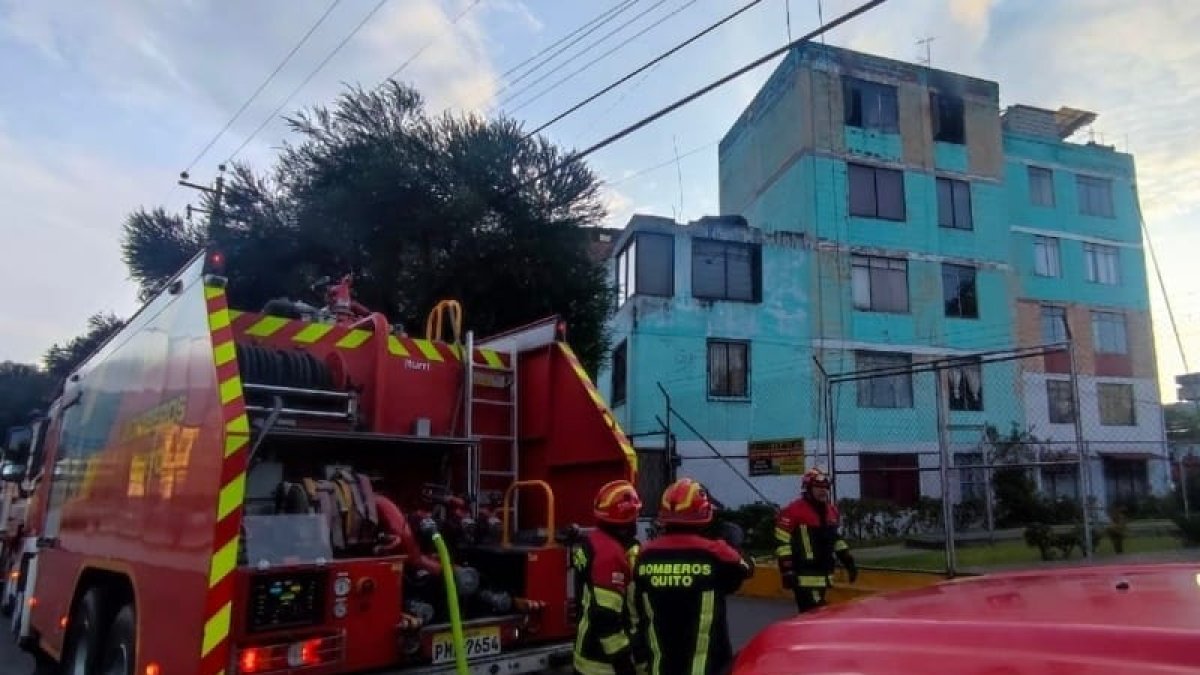Personal del Cuerpo de Bomberos acudió al sector de Turubamba para controlar un incendio estructural.