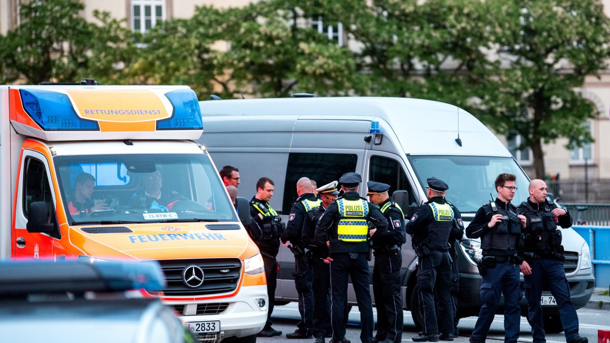 Ambulancia y policías frente a la estación central de Hamburgo, Alemania, tras un ataque con arma blanca en la estación que dejó varias personas heridas.