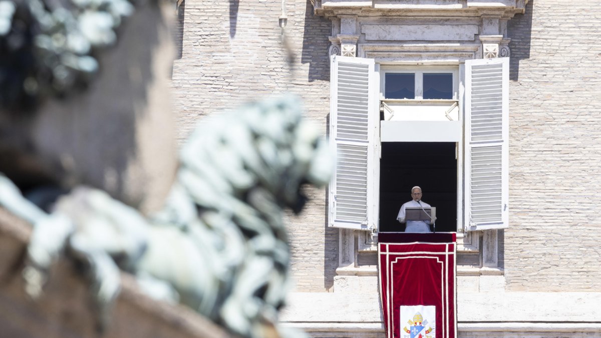 Al final de la ceremonia, el papa se asomó al balcón central de San Juan de Letrán para la bendición de la ciudad de Roma.