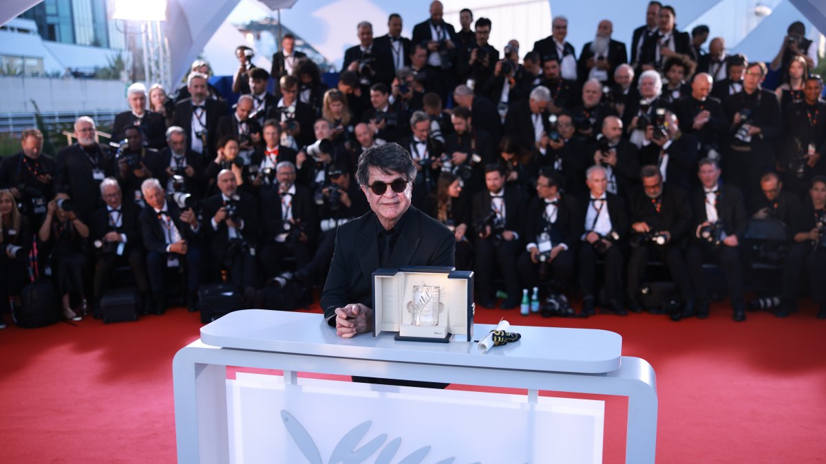 El cineasta iraní Jafar Panahi posa tras recibir la Palma de Oro por ‘Un simple accidente’ en la ceremonia de clausura y entrega de premios del 78.º Festival de Cine de Cannes, en Francia.