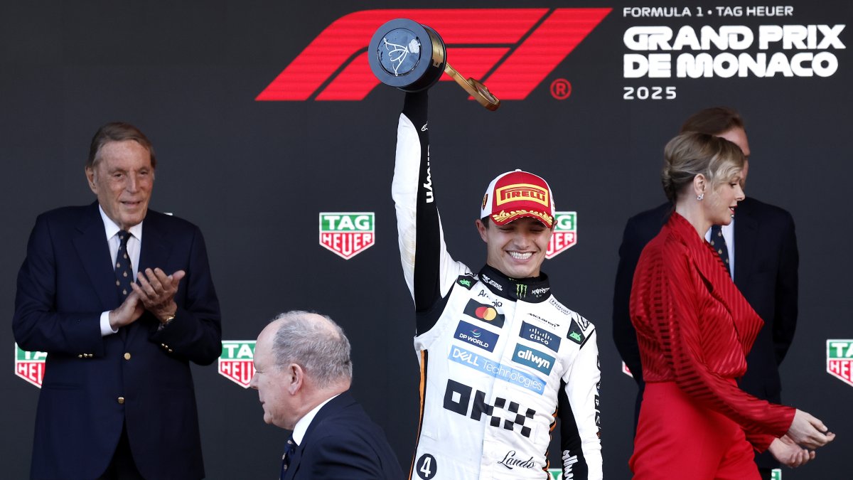 Lando Norris de McLaren celebra eufórico el premio del principado.