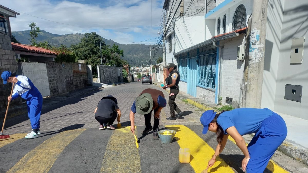 Jornada de limpieza y pintura vial refuerza la seguridad y convivencia en el sector de Tumbaco.