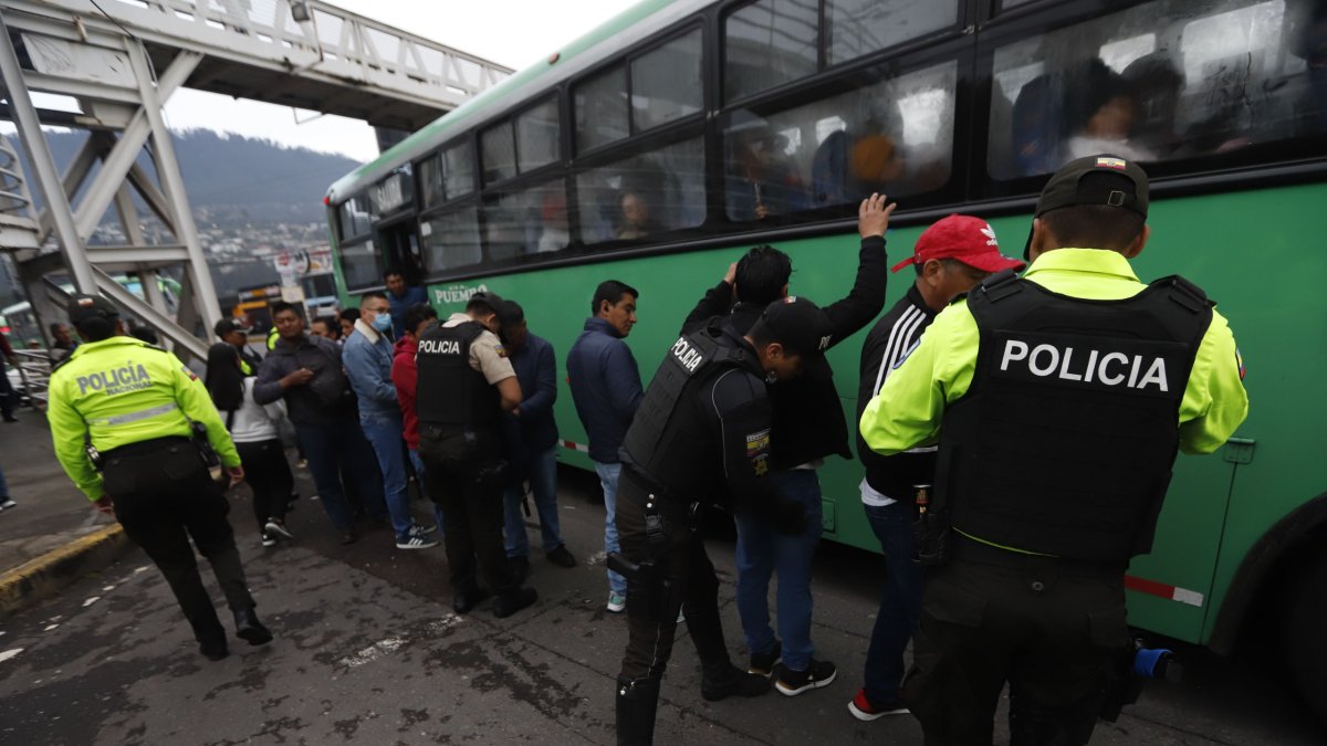 Control. Tras el asalto a una unidad de transporte, la Policía desplegó un operativo en el sector de El Cebollar, en el ingreso a la parroquia oriental.