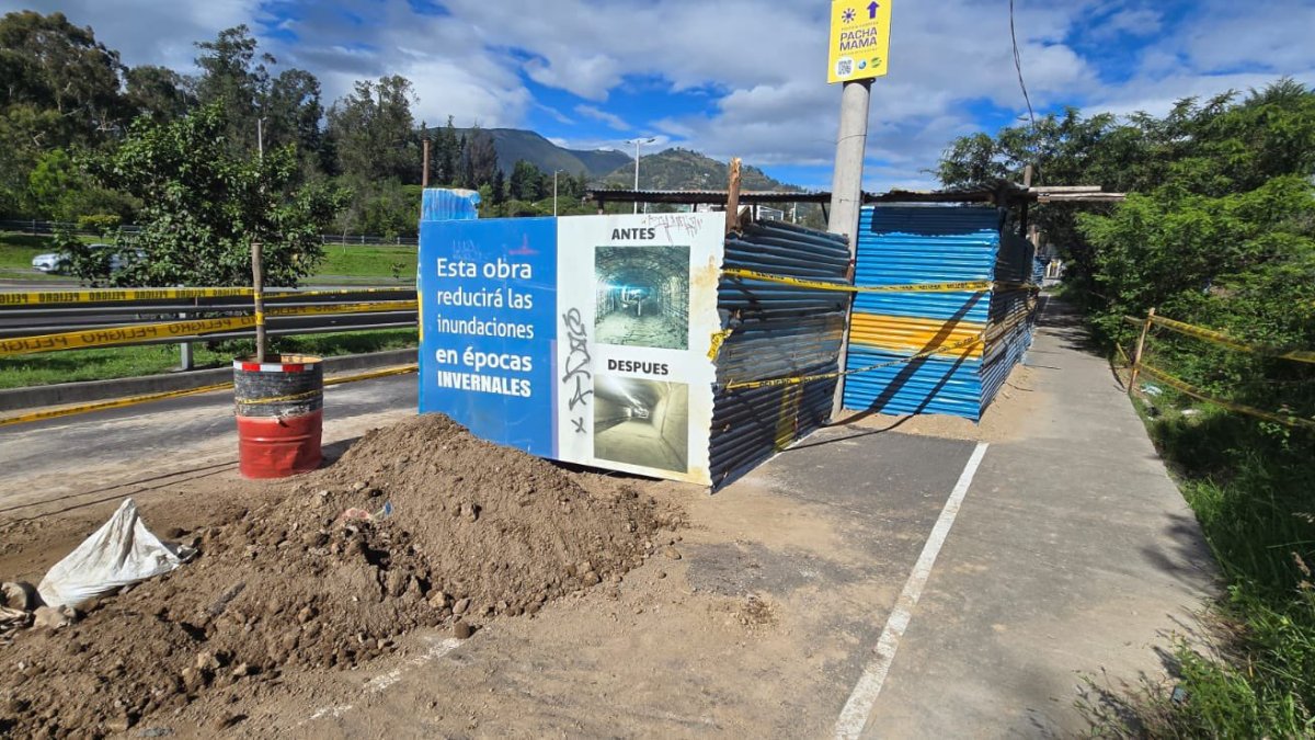 Epmaps realiza los trabajos de empate de tubería de alcantarillado con el pozo existente, a la altura del escalón Tumbaco.