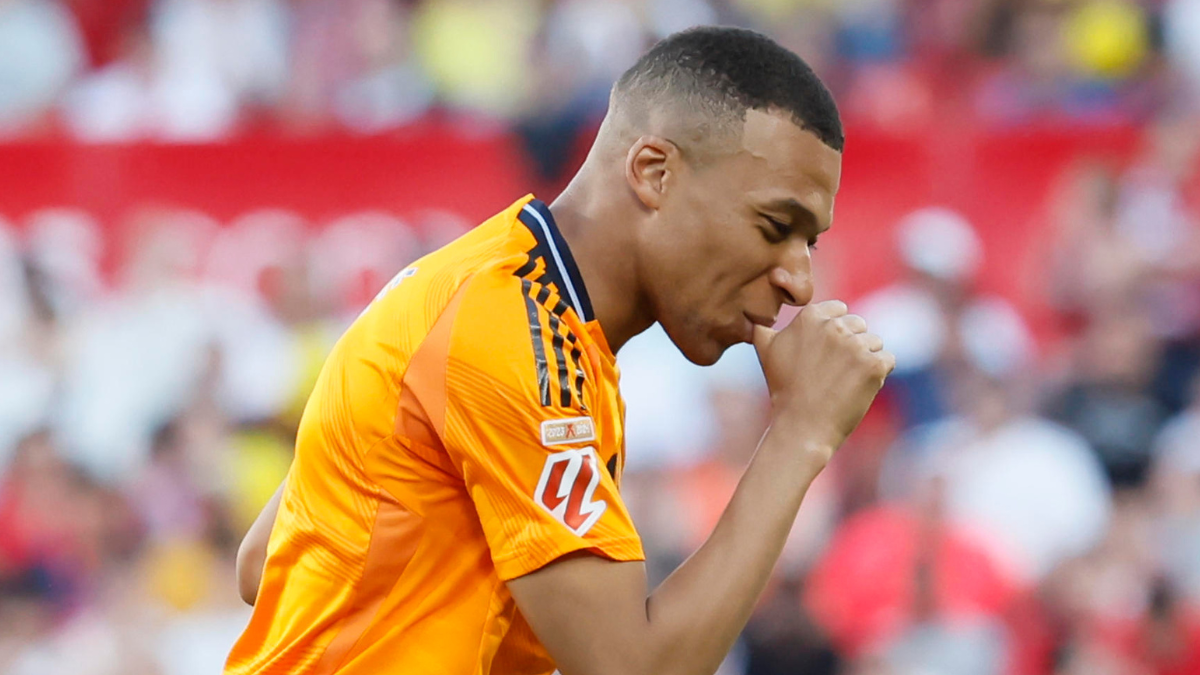 El delantero del Real Madrid Kylian Mbappé celebra su gol en el estadio Sánchez-Pizjuán, en Sevilla.