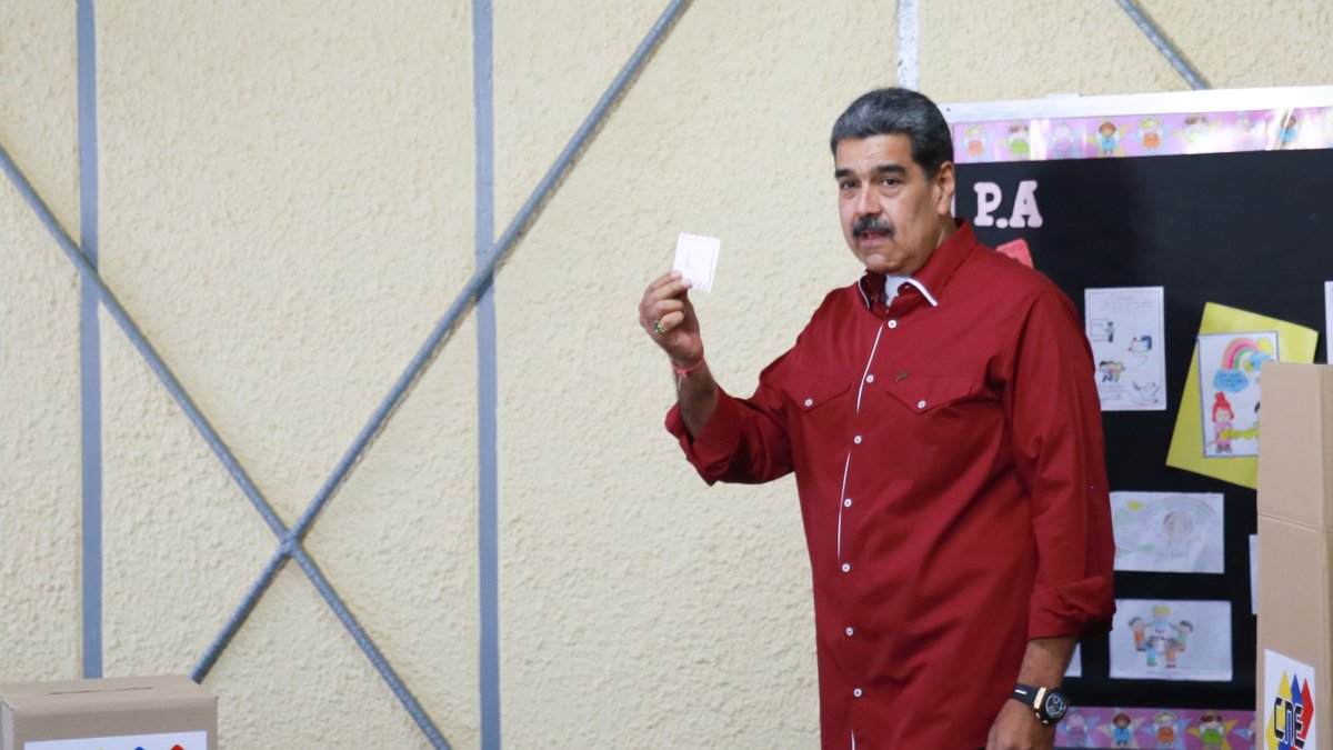 Nicolás Maduro asiste a ejercer el voto.