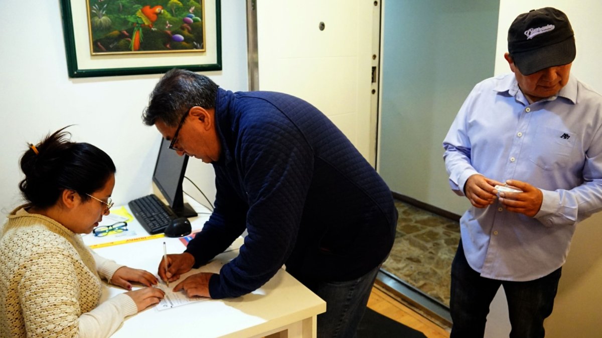 Revocatoria. Entre las calles Amazonas y Orellana se encuentra un punto de recolección de firmas para la revocatoria del alcalde Pabel Muñoz.