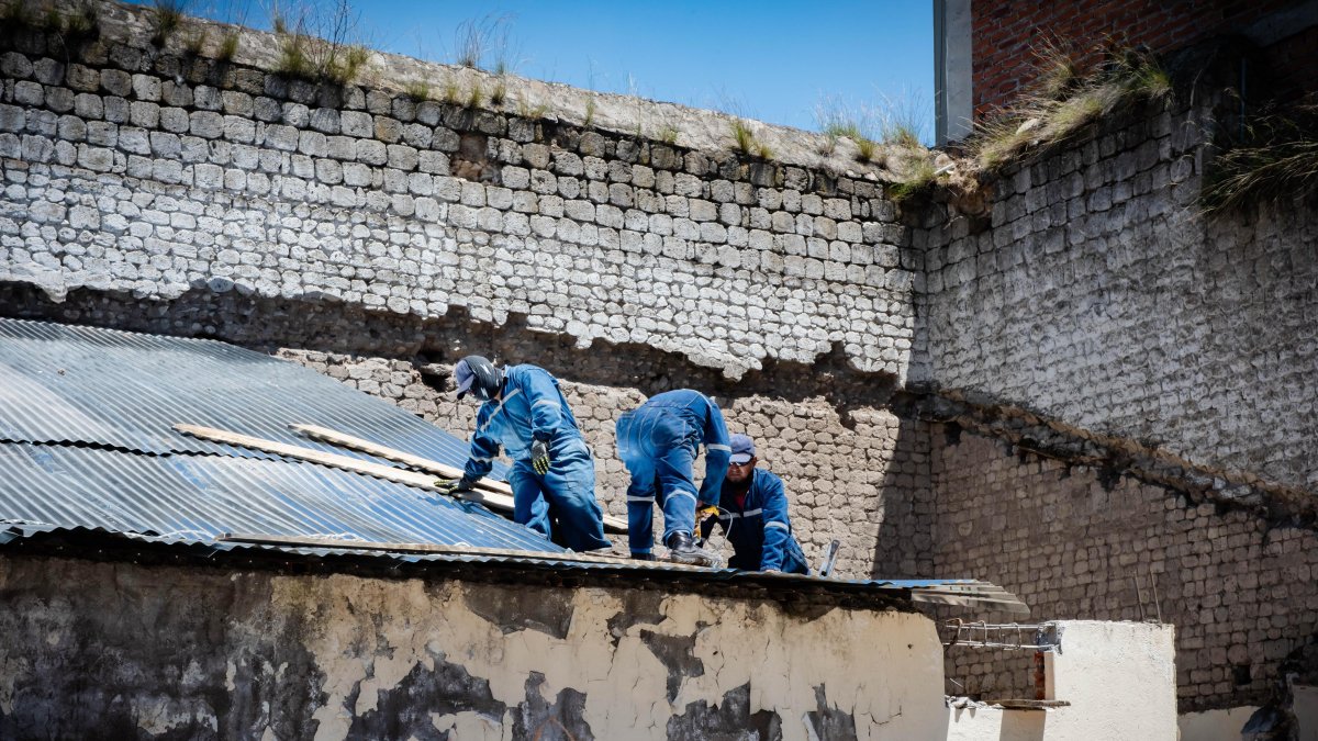 Durante la intervención que se realiza en una de las áreas de la ex cárcel de Latacunga.