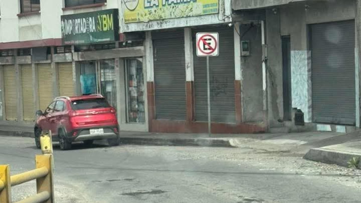 Los baches se registran en varios lugares de la zona urbana de Latacunga.
