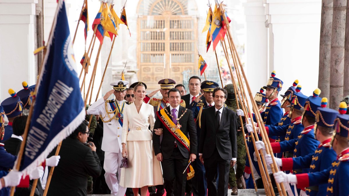 El presidente Daniel Noboa saliendo de la Asamblea Nacional.