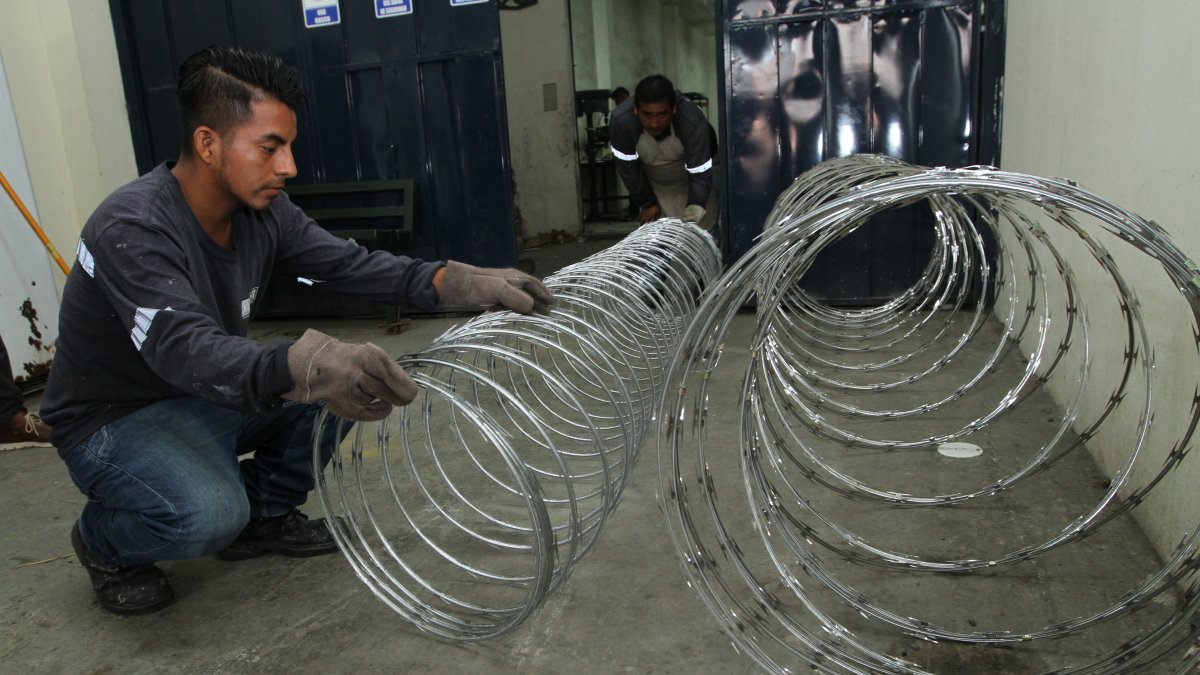 Los principales productos de exportación a Bolivia son: minerales y metales, productos químicos, confecciones textiles, grasas y aceites vegetales y pañales.