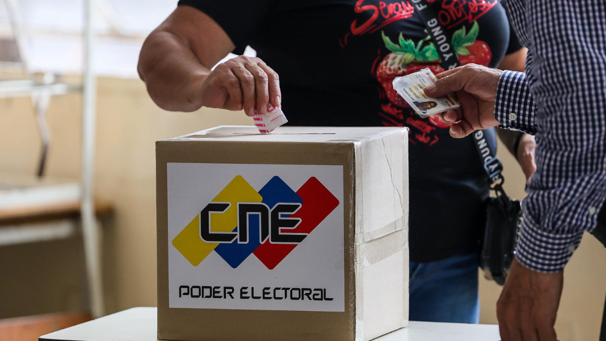 Una persona vota este 25 de mayo de 2025, en Carcas (Venezuela).