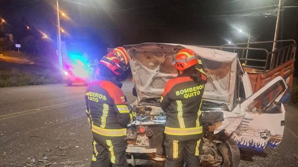 Un automóvil y una camioneta colisionaron a la altura de la curva de Santa Rosa.