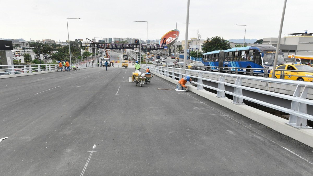 Es el segundo paso a desnivel que se inaugura en la avenida de las Américas, para el tránsito vehicular en sentido sur-norte.