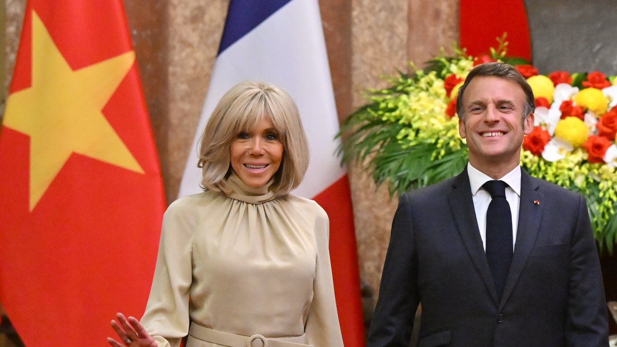 El presidente de Francia, Emmanuel Macron, y su esposa, Brigitte Macron, durante una reunión en el Palacio Presidencial en Hanoi, Vietnam.