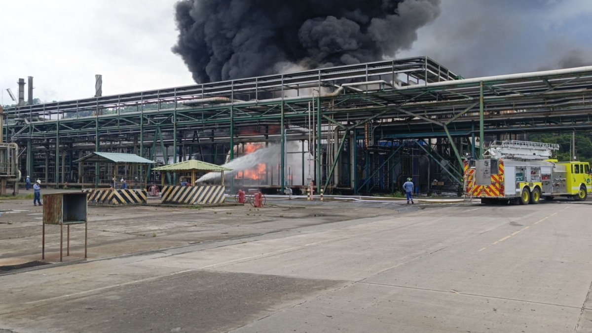 Un incendio en un tanque con fuel oil movilizó a unidades de emergencia en la Refinería de Esmeraldas, sin dejar heridos ni daños estructurales graves.
