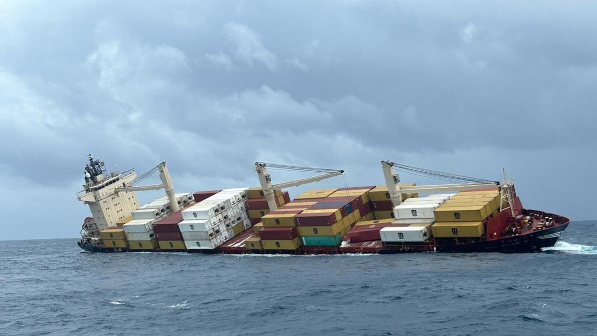Fotografía de los contenedores del buque hundido frente a la India.