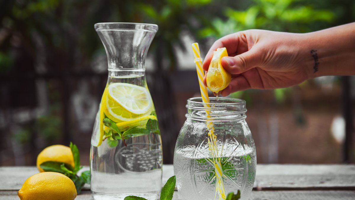 ¿Vale la pena tomar agua tibia con limón al despertar? Aquí te decimos qué esperar (y qué no)