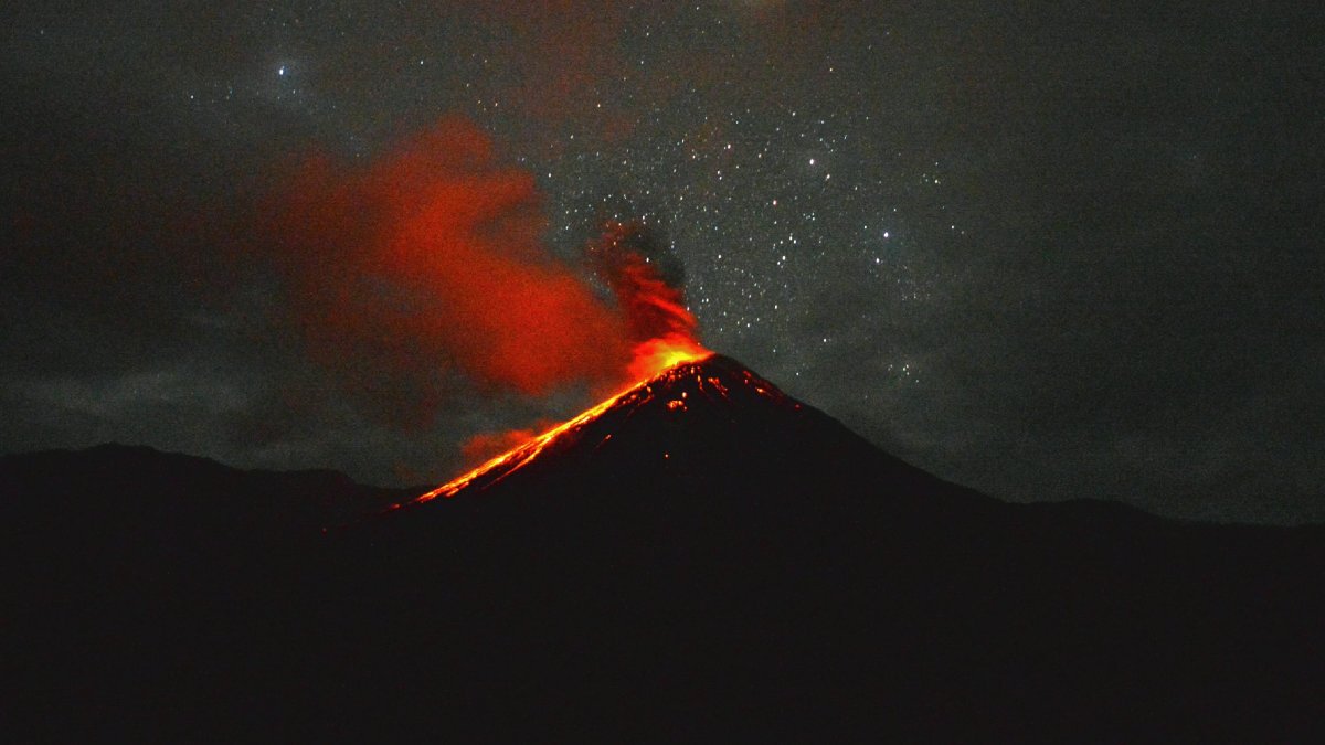 Imagen del volcán Reventador del 1 de enero de 2025. Desde inicios de año el coloso mantiene una constante actividad eruptiva.