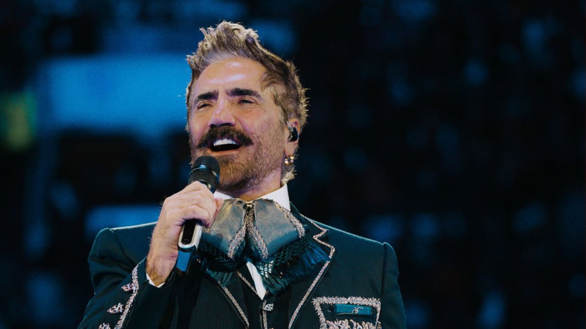 Alejandro Fernández tiene 54 años.