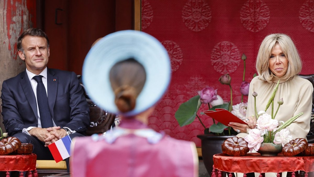 El presidente de Francia, Emmanuel Macron (izq.), y su esposa, Brigitte Macron, asisten a una ceremonia en el Templo de la Literatura en Hanói el 26 de mayo de 2025.