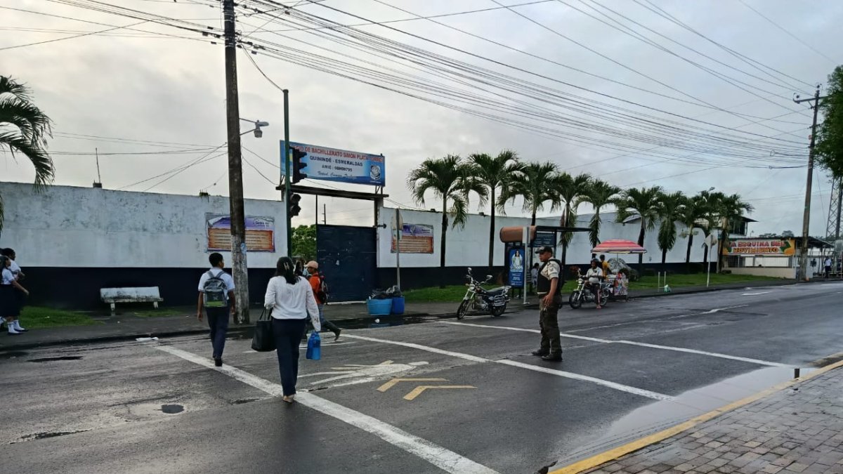 Tras incendio en la Refinería de Esmeraldas, el Ministerio de Educación activa clases no presenciales.