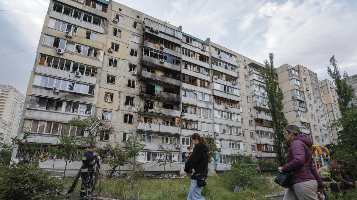 Imagen de un edificio residencial de nueve pisos alcanzado por un dron en Kiev, Ucrania.