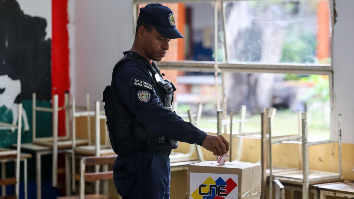 Un integrante de la Policía Nacional Bolivariana vota el domingo 25 de mayo de 2024 en Caracas (Venezuela).