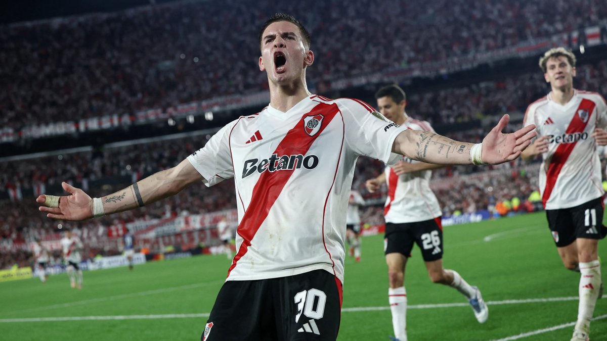 Franco Mastantuono Franco Mastantuono, la joya de River que está en la mira del Manchester United, podría salir por una cláusula de 45 millones de euros.