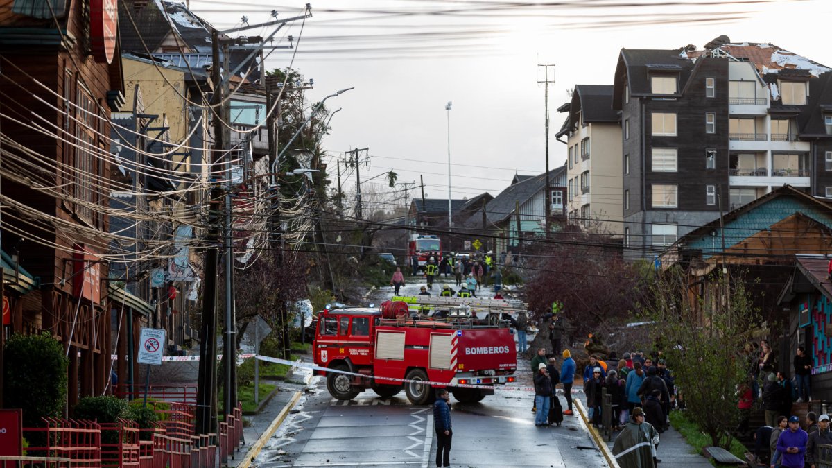 Integrantes del cuerpo de bomberos trabajan en las afectaciones causadas por un tornado este 25 de mayo de 2025, en la ciudad de Puerto Varas (Chile).