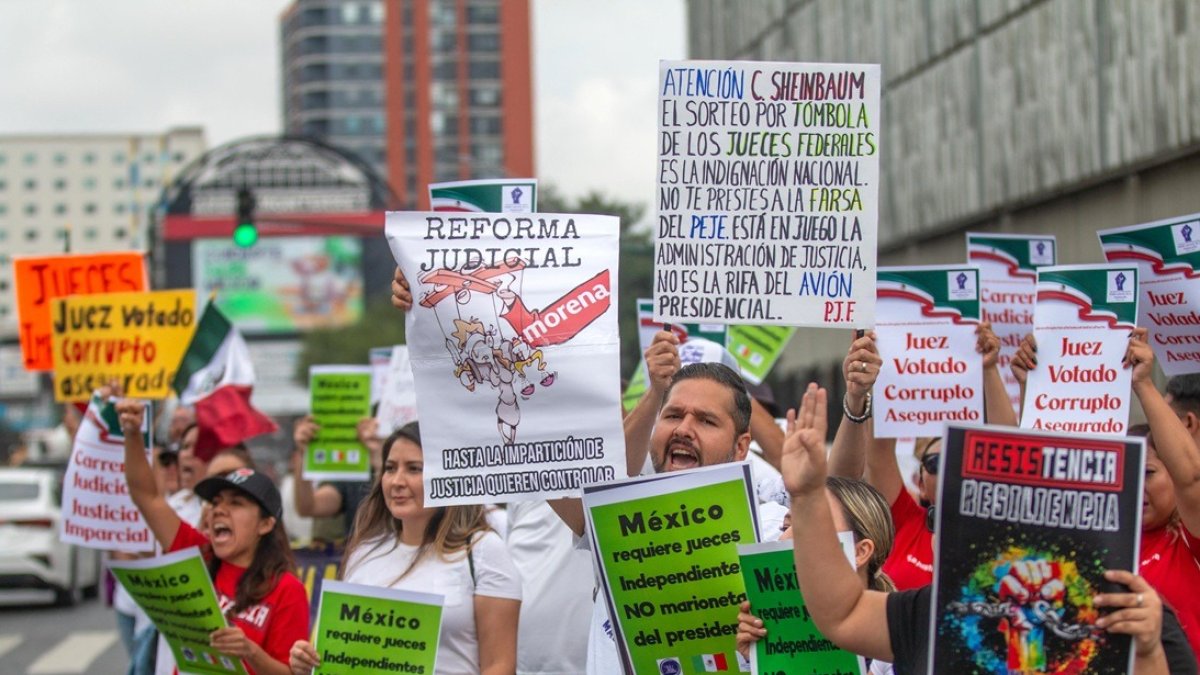 Trabajadores judiciales participan en una protesta contra la reforma judicial frente al Centro Internacional de Negocios en Monterrey, México.