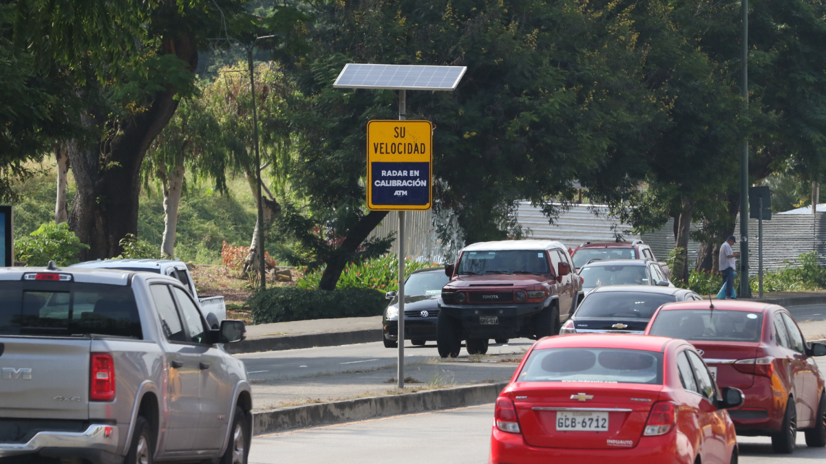 Velocidad. Los letreros de “radar en calibración” se mantienen, mientras los conductores transitan a la velocidad que consideren. Hay operativos en varias zonas.