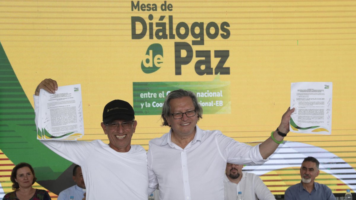 El jefe negociador de la Coordinadora Nacional Ejército Bolivariano (CNEB), Walter Mendoza (i) y el jefe negociador de Gobierno Armando Novoa celebran luego de firmar acuerdos.