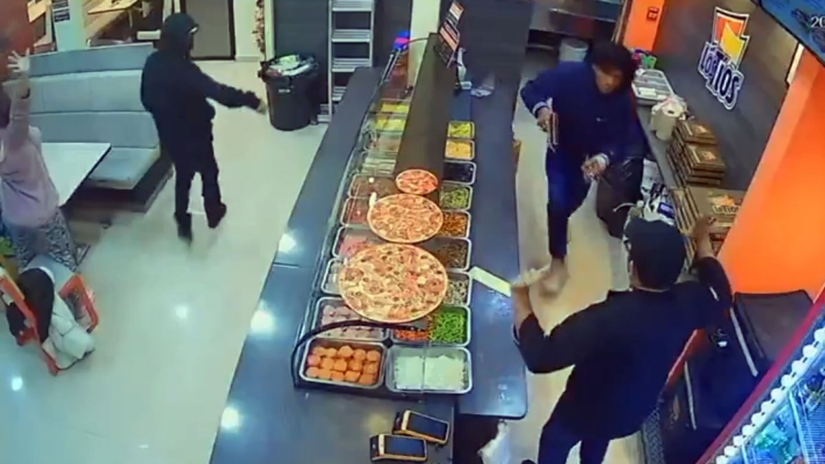 Los asaltantes se llevaron el dinero de la caja y teléfonos celulares.