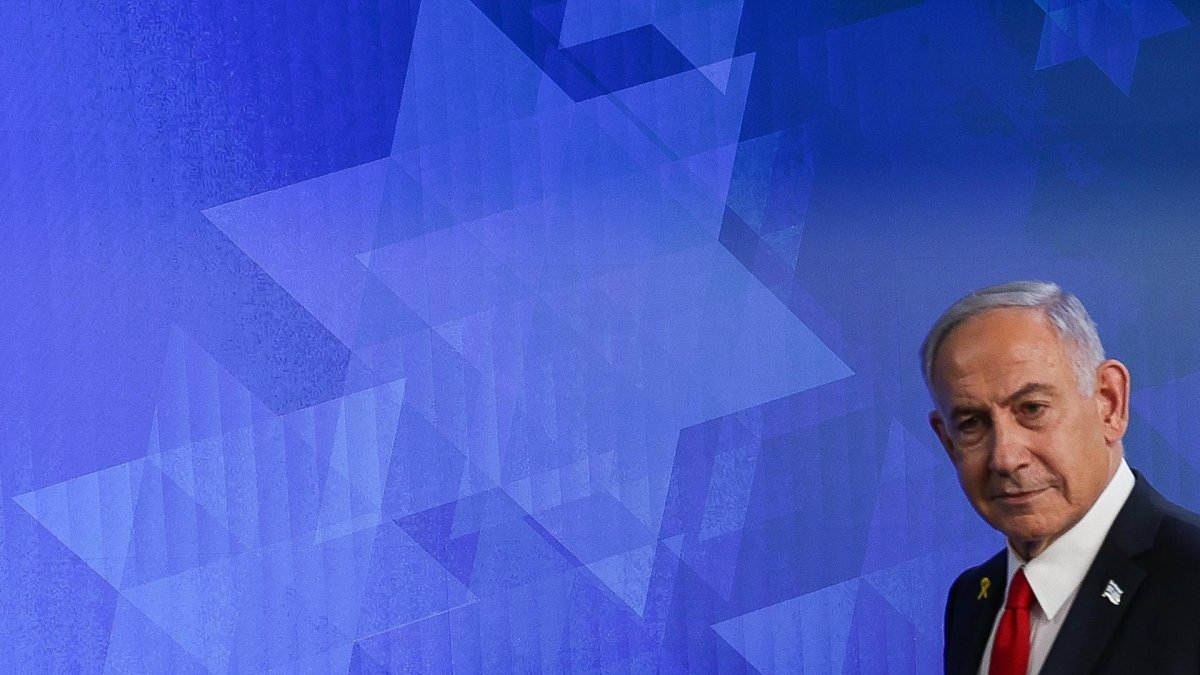 El Primer Ministro israelí, Benjamin Netanyahu, se va después de dirigirse a una conferencia de prensa en Jerusalén, 21 de mayo de 2025.