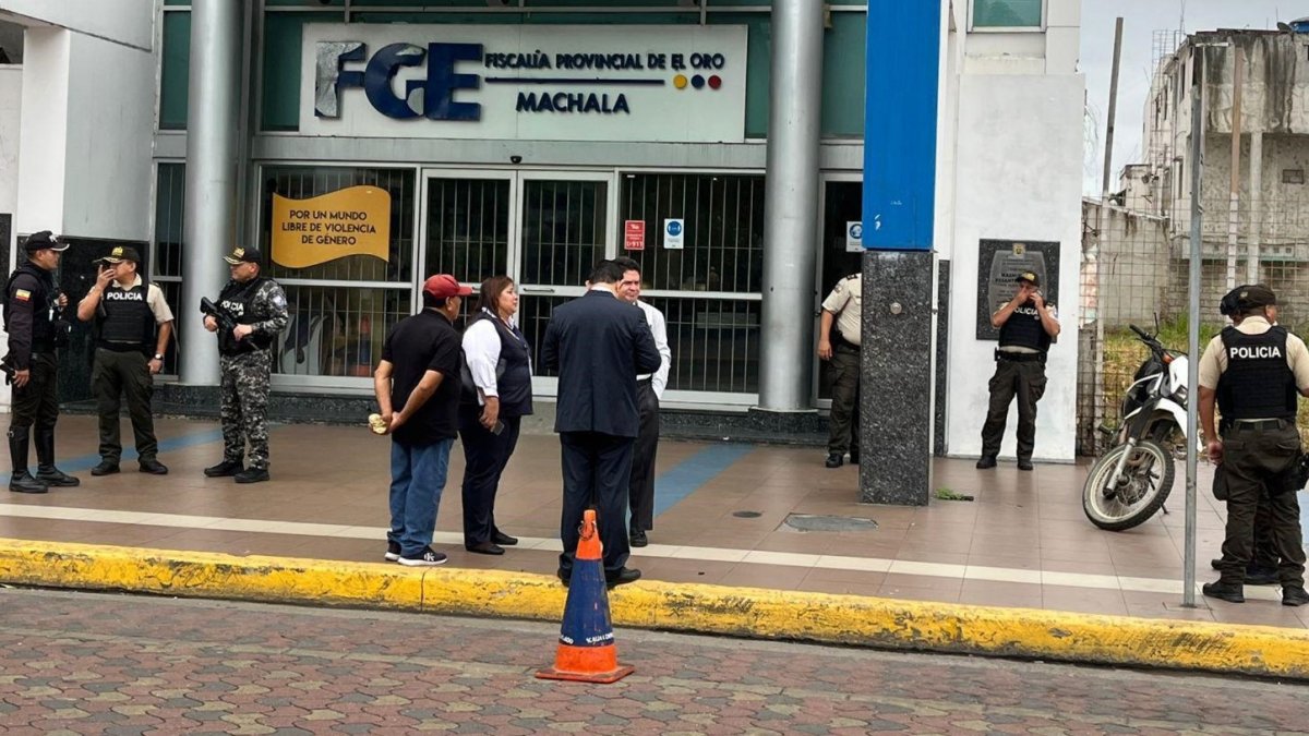 Agentes especializados de la Policía inspeccionaron el edificio de la Fiscalía, en Machala, tras la alerta de explosivos.