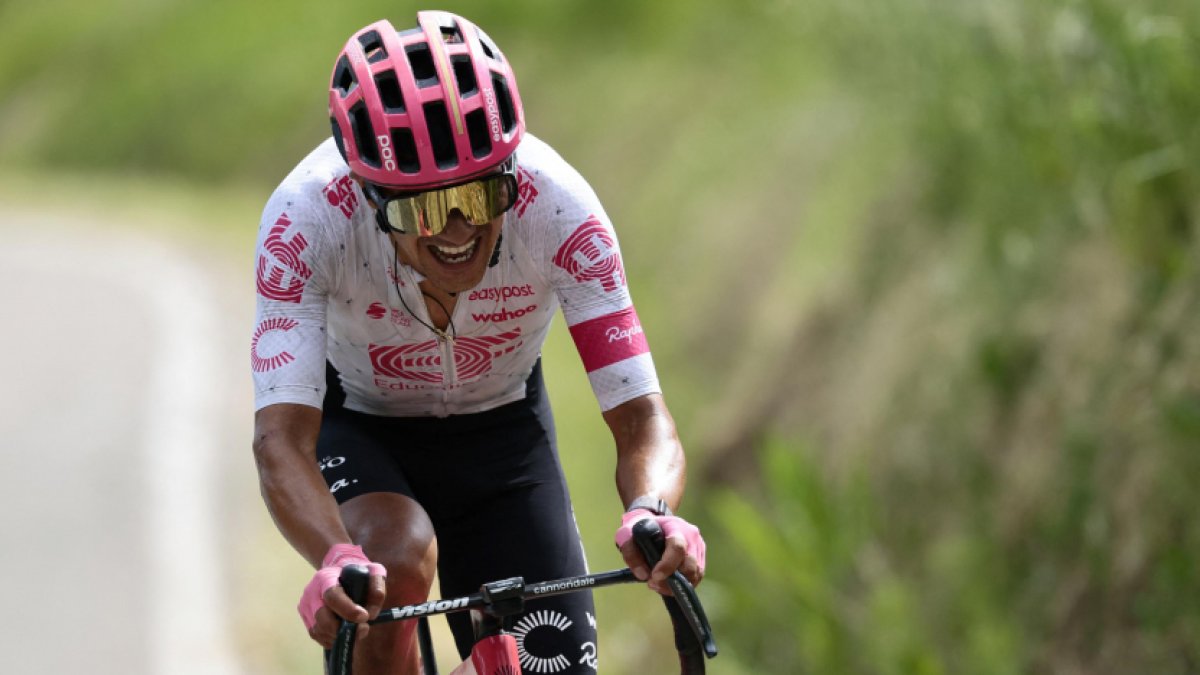 Una de las especialidades del ecuatoriano Richard Carapaz es atacar desde lejos en los kilómetros finales