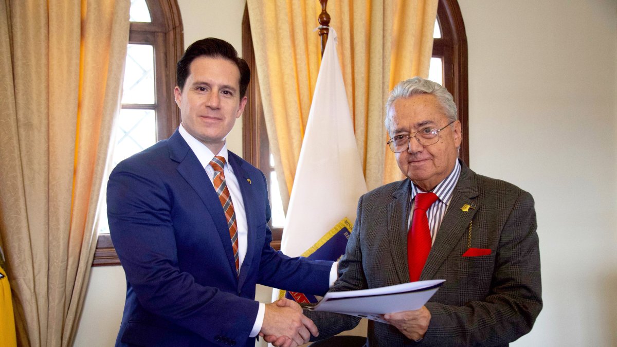 El presidente del Directorio de CORDEX, José Antonio Camposano, y el director de la Academia Diplomática, embajador Alejandro Suárez, durante la firma del acuerdo.