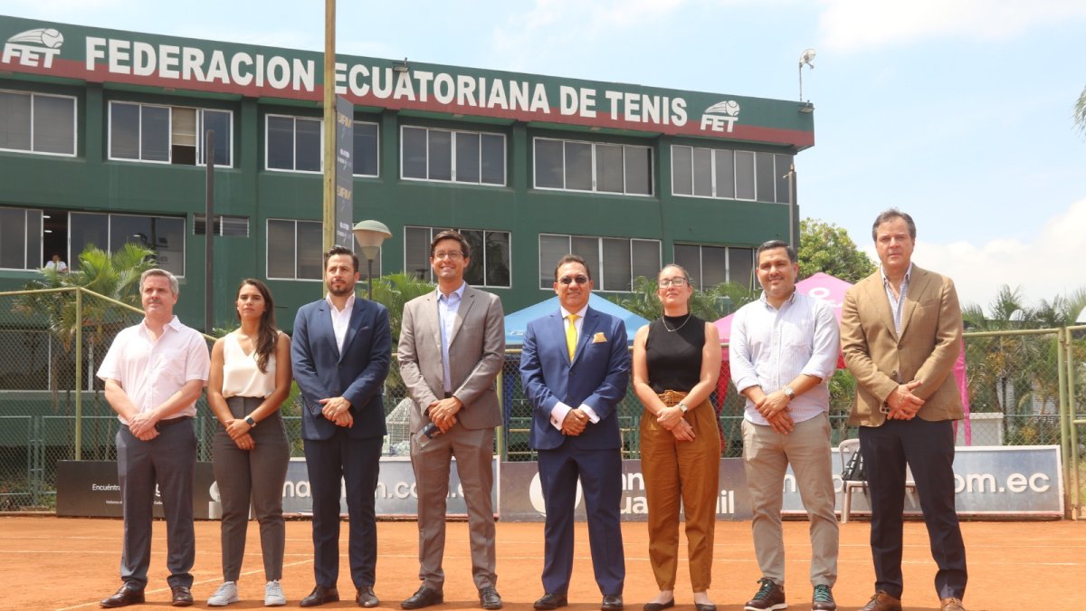 Patricio Galarza junto al directorio que  fue escogido para el periodo 2025-2029.