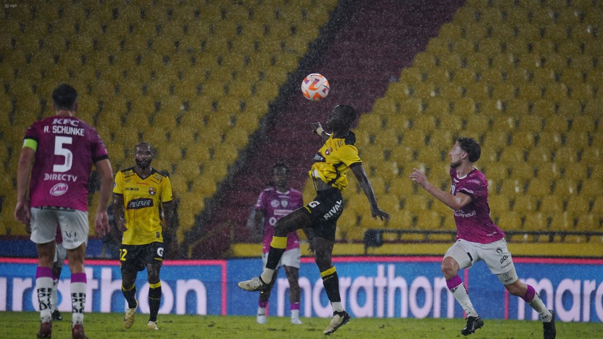 Independiente del Valle y Barcelona se enfrentan en el estadio Banco Guayaquil.