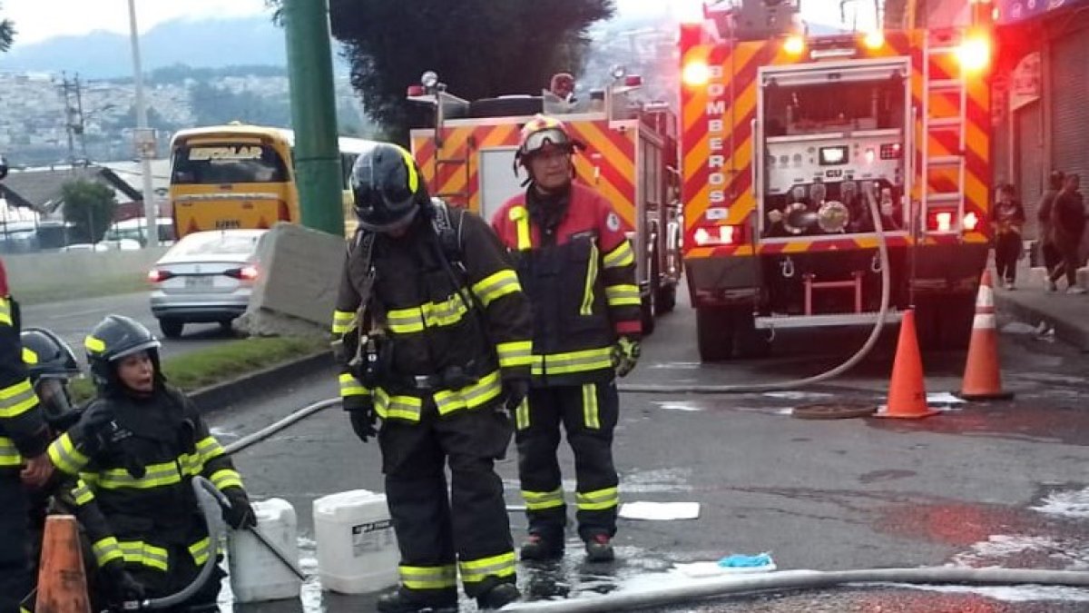 Los Bomberos de Quito limpiaron la calzada de la avenida Simón Bolívar y el tránsito se reanudó.