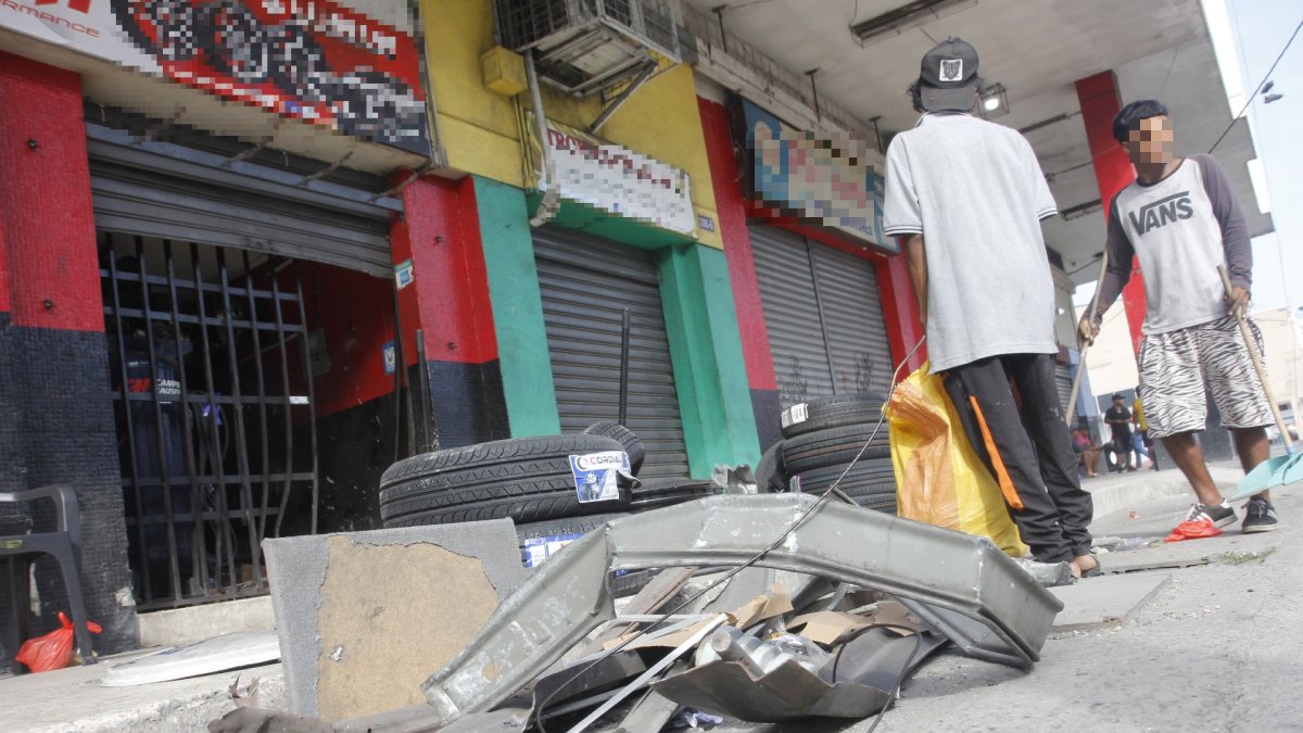Supuestos integrantes de Los Lobos dejaron panfletos en los locales afectados por explosivos.