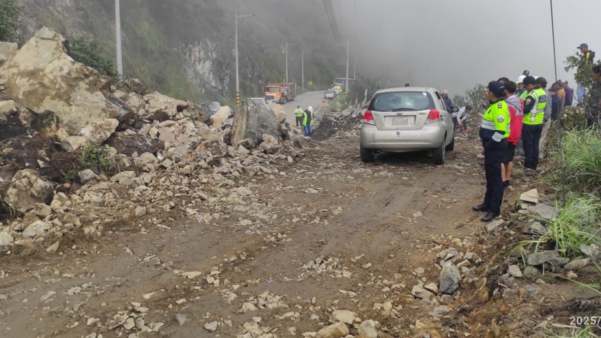 Imagen referencial. La vía Cuenca- Molleturo- El Empalme presenta puntos críticos que complican el tránsito por derrumbes y deslizamientos.