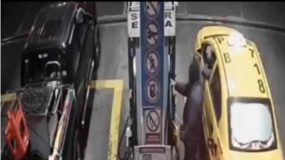 Un violento asalto quedó grabado por las cámaras de seguridad de una estación de servicio en Conocoto.