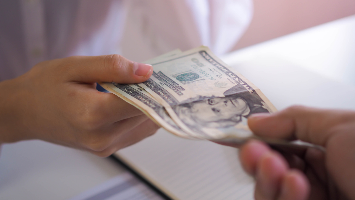 Beneficiarios del Bono de Desarrollo Humano pueden cobrar los $55 en tiendas autorizadas o bancos aliados del MIES.