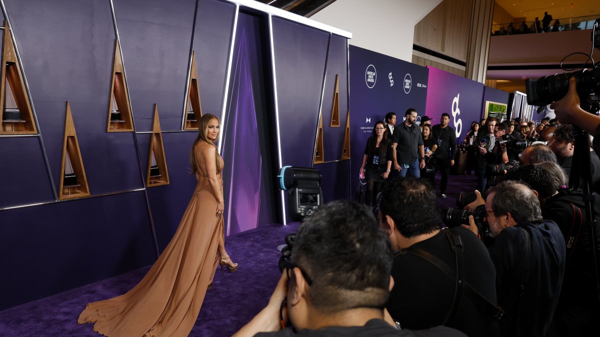 Jennifer López fue la encargada de abrir la ceremonia con un espectáculo sexy, que incluyó besos apasionados con sus bailarines masculinos y femeninos de fondo. En la foto, posa frente a la prensa.