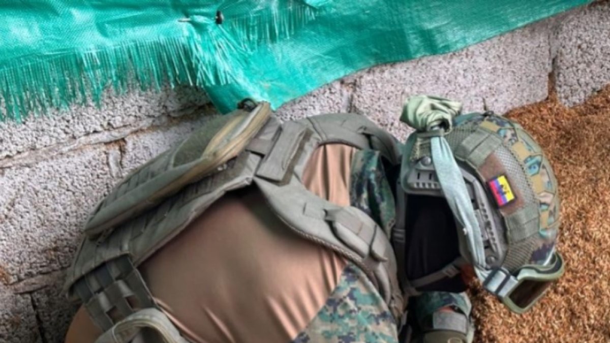 La Unidad de Delitos Hidrocarburíferos de la Policía Nacional y las Fuerzas Armadas allanaron un inmueble en Cutuglahua, sur de Quito, que funcionaba como depósito clandestino de combustibles.