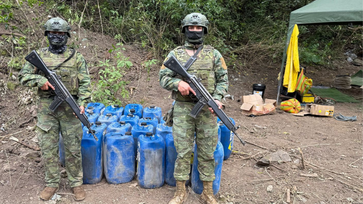 Equipos y herramientas incautados durante el operativo militar contra la minería ilegal en Calvas, provincia de Loja.