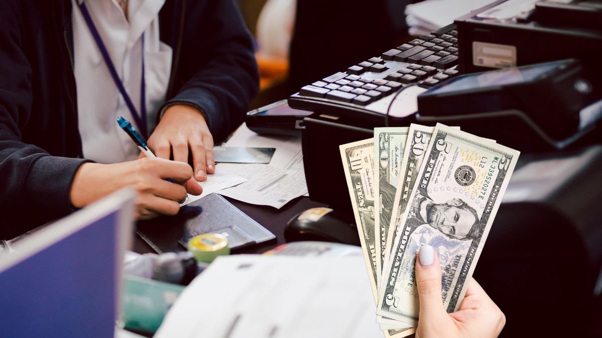 Los beneficiarios de bonos y pensiones que entrega el MIES pueden recibir la transferencia económica a través de una cuenta bancaria.